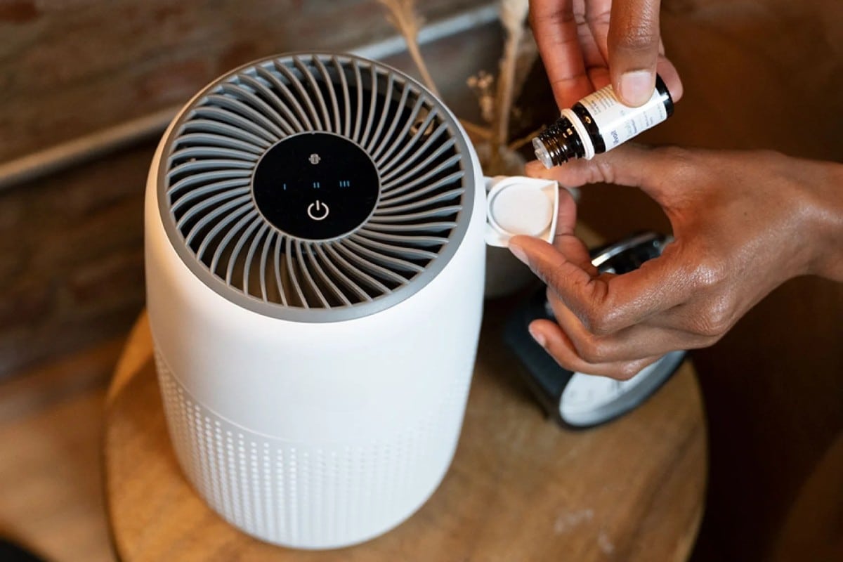 Máy lọc không khí mini để bàn khuếch tán tinh dầu mang đến không gian thoáng mát cho người dùng