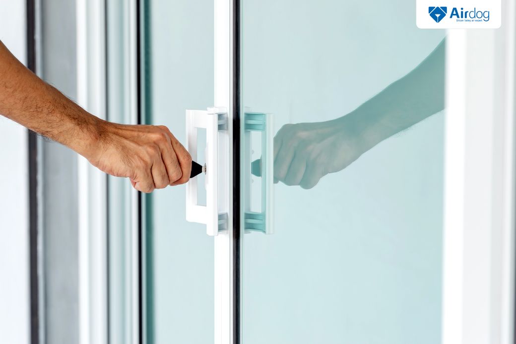 đóng kín cửa sổ, khe cửa, sử dụng rèm chắn bụi